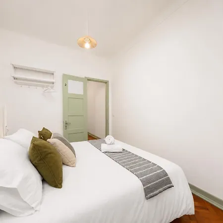2d- Authentic Lifestyle, Charming Cafes, Local Restaurants And Hidden Gems At Your Doorstep بيت ضيافة Lisboa